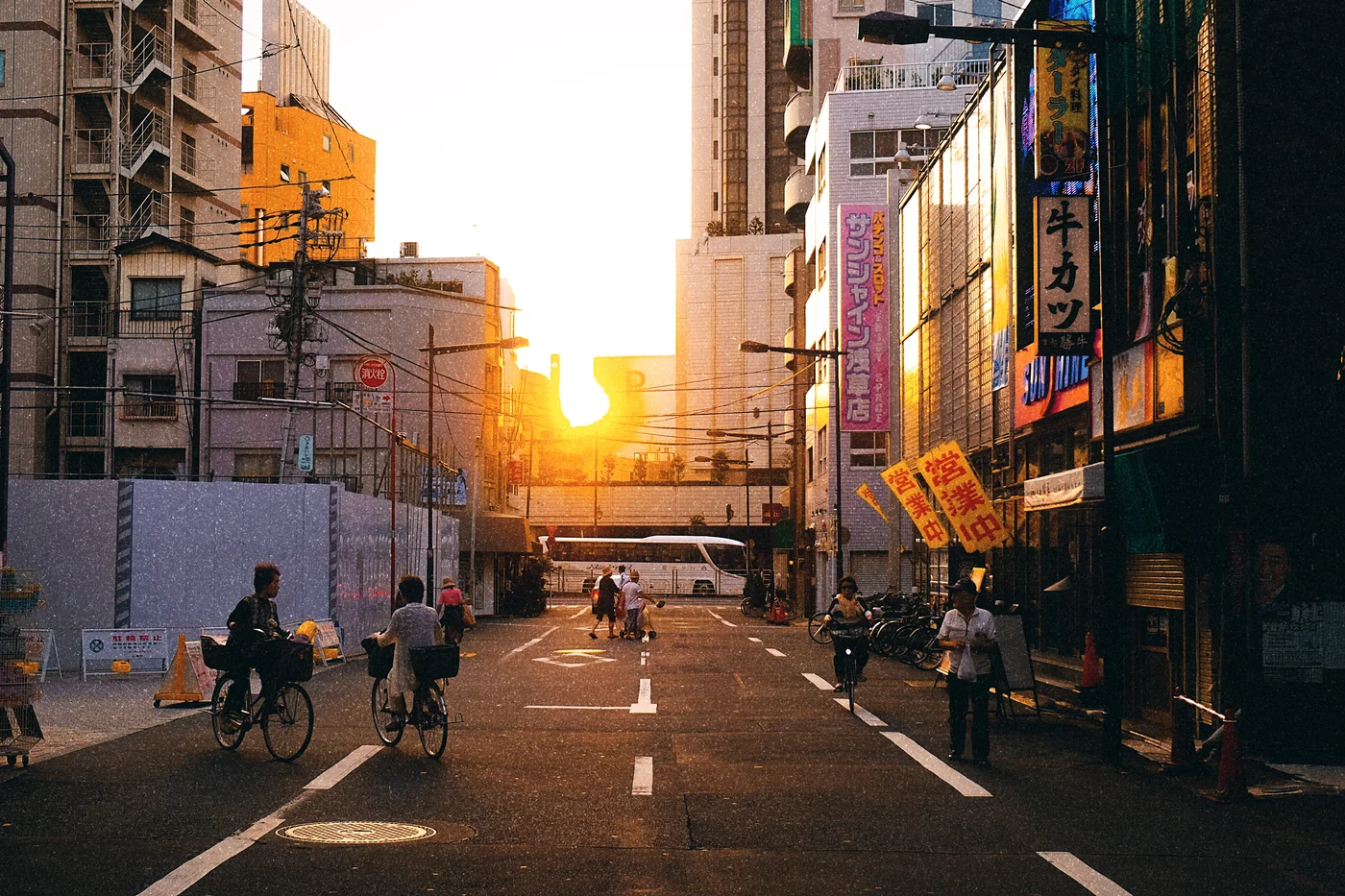 A Tokyo street at sunset through Focal's 35 mm classic lens